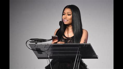 Nicki Minaj pays college costs for Twitter fans .